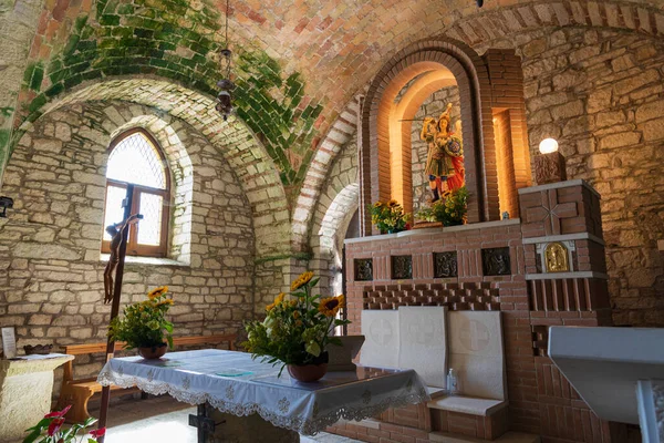Grotta di San Michele Arcangelo, 1890 'da eski kilisenin kalıntıları üzerine yeniden inşa edildi ve genişletildi. Orada hacı, insan ve doğa arasındaki bağı tecrübe edebilir..