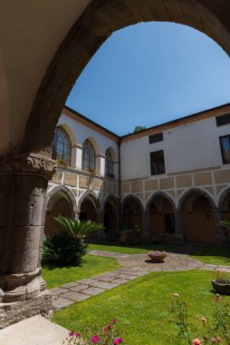 Aziz Antonio da Padova Manastırı. Teano Manastırı 'nın temeli 14. yüzyılın ilk yarısına dayanır..
