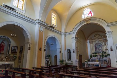 Gaeta, Latina, Lazio. Split Dağı 'nın Sığınağı. 11. yüzyıl tapınağı deniz manzaralı bir kayanın çatalına inşa edildi. Şehir parkının içine..