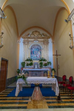Gaeta, Latina, Lazio. Split Dağı 'nın Sığınağı. 11. yüzyıl tapınağı deniz manzaralı bir kayanın çatalına inşa edildi. Şehir parkının içine..