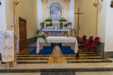 Gaeta, Latina, Lazio. Split Dağı 'nın Sığınağı. 11. yüzyıl tapınağı deniz manzaralı bir kayanın çatalına inşa edildi. Şehir parkının içine..