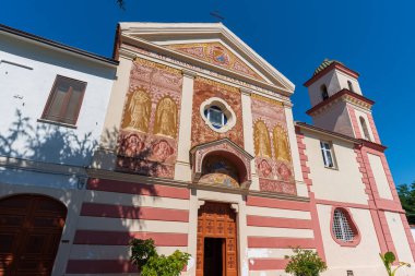 Ayrıca Teano 'daki en önemli manastırlardan biridir. Çünkü binanın içinde Teano' nun Coomuona 'sı olan bir azizin kalıntıları ve Floransa' nın koruyucu azizi vardır..