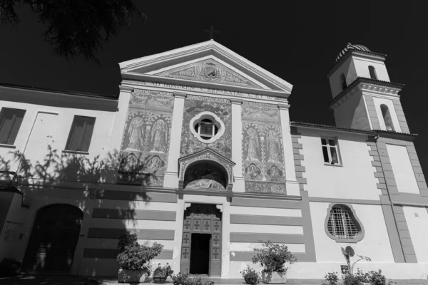 Teanoで最も重要な修道院の1つです 建物内にはTeanoのCoopetromaであるSaintの遺跡とフィレンツェの守護聖人があるためです — ストック写真
