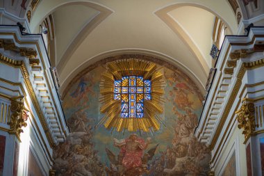 Isernia, Molise. Havari Aziz Petrus Katedrali, Isernia şehrinin en önemli Katolik binasıdır..