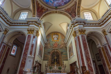 Isernia, Molise. Havari Aziz Petrus Katedrali, Isernia şehrinin en önemli Katolik binasıdır..