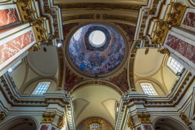 Isernia, Molise. Havari Aziz Petrus Katedrali, Isernia şehrinin en önemli Katolik binasıdır..