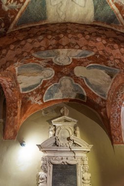 The city's cathedral, dedicated to the patron saint, stands on the site of a Roman public building, perhaps the Basilica del Foro, and is the result of multiple construction events