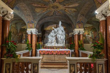 The city's cathedral, dedicated to the patron saint, stands on the site of a Roman public building, perhaps the Basilica del Foro, and is the result of multiple construction events