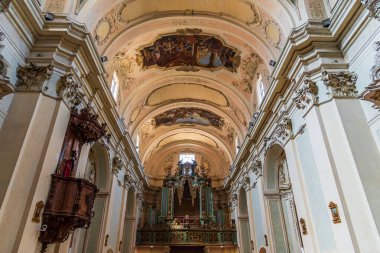 The church of S. Francesco or sanctuary of the Eucharistic Miracle is annexed to the homonymous convent of the Friars Conventual. It contains the famous relics of the Eucharistic miracle of Lanciano.