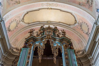 The church of S. Francesco or sanctuary of the Eucharistic Miracle is annexed to the homonymous convent of the Friars Conventual. It contains the famous relics of the Eucharistic miracle of Lanciano.