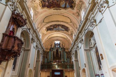 The church of S. Francesco or sanctuary of the Eucharistic Miracle is annexed to the homonymous convent of the Friars Conventual. It contains the famous relics of the Eucharistic miracle of Lanciano.