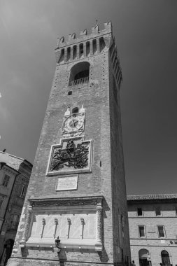 36 meters high and crowned by Ghibelline battlements, the Torre del Borgo was built in the 12th century and is located in Piazza Giacomo Leopardi in Recanati