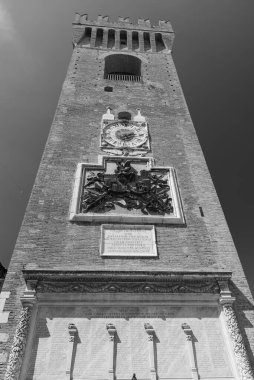 36 meters high and crowned by Ghibelline battlements, the Torre del Borgo was built in the 12th century and is located in Piazza Giacomo Leopardi in Recanati