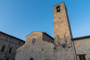 Romanesk tarzında inşa edilen S. Tommaso Apostolo Kilisesi, 1974 yılında yeniden defnedilen Ascoli Piceno amfitiyatrosunun kalıntılarını barındıran eşanlamlı meydanın yanında yer almaktadır..