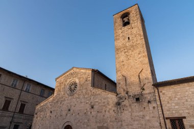 Romanesk tarzında inşa edilen S. Tommaso Apostolo Kilisesi, 1974 yılında yeniden defnedilen Ascoli Piceno amfitiyatrosunun kalıntılarını barındıran eşanlamlı meydanın yanında yer almaktadır..