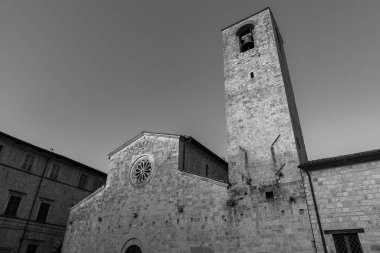 Romanesk tarzında inşa edilen S. Tommaso Apostolo Kilisesi, 1974 yılında yeniden defnedilen Ascoli Piceno amfitiyatrosunun kalıntılarını barındıran eşanlamlı meydanın yanında yer almaktadır..