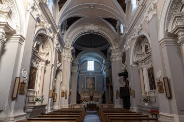 Saint Francesco Kilisesi, 1256 yılında inşa edilmiş ve 1267.00 yılında tamamlanmıştır. Solda ise 1450 yılında inşa edilmiş Aziz Antonio şapeli bulunmaktadır..