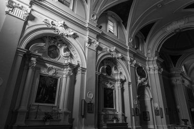 Saint Francesco Kilisesi, 1256 yılında inşa edilmiş ve 1267.00 yılında tamamlanmıştır. Solda ise 1450 yılında inşa edilmiş Aziz Antonio şapeli bulunmaktadır..