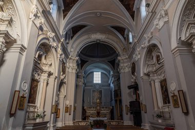 Saint Francesco Kilisesi, 1256 yılında inşa edilmiş ve 1267.00 yılında tamamlanmıştır. Solda ise 1450 yılında inşa edilmiş Aziz Antonio şapeli bulunmaktadır..