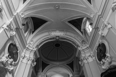 Saint Francesco Kilisesi, 1256 yılında inşa edilmiş ve 1267.00 yılında tamamlanmıştır. Solda ise 1450 yılında inşa edilmiş Aziz Antonio şapeli bulunmaktadır..