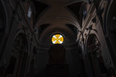 Saint Francesco Kilisesi, 1256 yılında inşa edilmiş ve 1267.00 yılında tamamlanmıştır. Solda ise 1450 yılında inşa edilmiş Aziz Antonio şapeli bulunmaktadır..