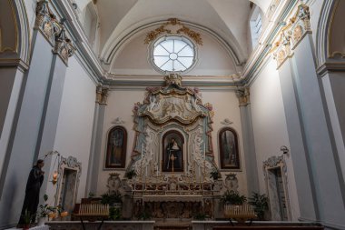 Saint Francesco Kilisesi, 1256 yılında inşa edilmiş ve 1267.00 yılında tamamlanmıştır. Solda ise 1450 yılında inşa edilmiş Aziz Antonio şapeli bulunmaktadır..