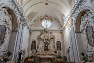 Saint Francesco Kilisesi, 1256 yılında inşa edilmiş ve 1267.00 yılında tamamlanmıştır. Solda ise 1450 yılında inşa edilmiş Aziz Antonio şapeli bulunmaktadır..