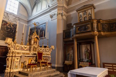 Saint Francesco Kilisesi, 1256 yılında inşa edilmiş ve 1267.00 yılında tamamlanmıştır. Solda ise 1450 yılında inşa edilmiş Aziz Antonio şapeli bulunmaktadır..