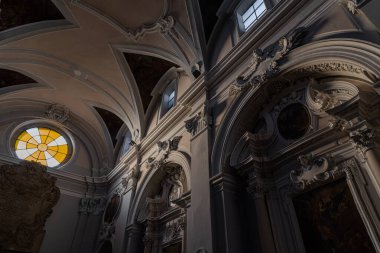 Saint Francesco Kilisesi, 1256 yılında inşa edilmiş ve 1267.00 yılında tamamlanmıştır. Solda ise 1450 yılında inşa edilmiş Aziz Antonio şapeli bulunmaktadır..