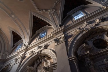 Saint Francesco Kilisesi, 1256 yılında inşa edilmiş ve 1267.00 yılında tamamlanmıştır. Solda ise 1450 yılında inşa edilmiş Aziz Antonio şapeli bulunmaktadır..