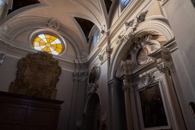 Saint Francesco Kilisesi, 1256 yılında inşa edilmiş ve 1267.00 yılında tamamlanmıştır. Solda ise 1450 yılında inşa edilmiş Aziz Antonio şapeli bulunmaktadır..