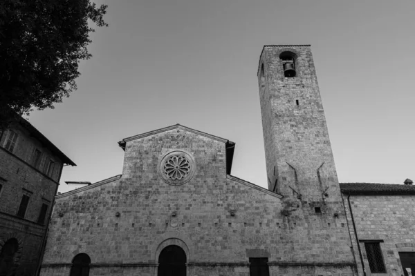 로마네스크 양식으로 Tommaso Apostolo 성당은아 Ascoli Piceno 극장의 있으며 1974 — 스톡 사진