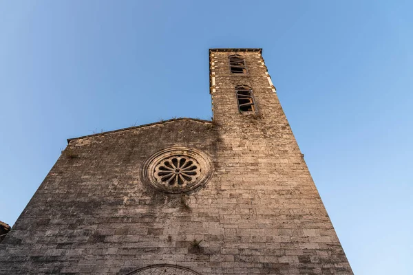 ジャコモ アポストロ教会はカトリックの礼拝所であり アスコリ ピエーノの歴史的中心部にある 建物は地元のロマネスク様式の芸術の文字と構成のスキームを示しています — ストック写真