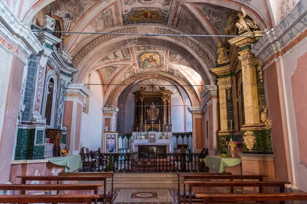 Zwischen Den Gassen Des Dorfes Eingekeilt Ist Die Kirche Santa — Stockfoto