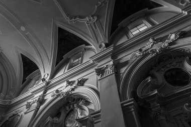 Saint Francesco Kilisesi, 1256 yılında inşa edilmiş ve 1267.00 yılında tamamlanmıştır. Solda ise 1450 yılında inşa edilmiş Aziz Antonio şapeli bulunmaktadır..