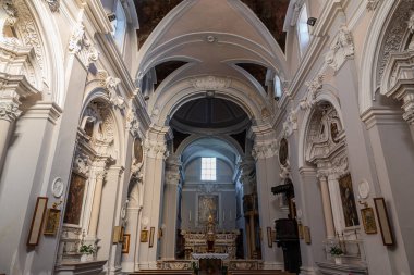 Saint Francesco Kilisesi, 1256 yılında inşa edilmiş ve 1267.00 yılında tamamlanmıştır. Solda ise 1450 yılında inşa edilmiş Aziz Antonio şapeli bulunmaktadır..