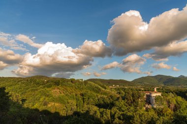 Molise, Adriyatik Denizi kıyısında uzanan bir İtalyan dağlık bölgesidir. Apennine Dağları 'ndaki Abruzzo Milli Parkı' nın zengin bir kısmını kapsıyor..
