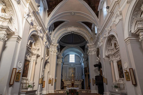 프란치스코 교회는 1256 건축되어 1267 완공되었으며 왼쪽에는 1450 안토니오 — 스톡 사진