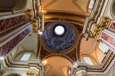 Isernia, Molise. Havari Aziz Petrus Katedrali, Isernia şehrinin en önemli Katolik binasıdır..