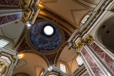 Isernia, Molise. Havari Aziz Petrus Katedrali, Isernia şehrinin en önemli Katolik binasıdır..