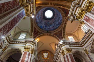 Isernia, Molise. Havari Aziz Petrus Katedrali, Isernia şehrinin en önemli Katolik binasıdır..