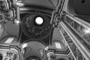 Isernia, Molise. Havari Aziz Petrus Katedrali, Isernia şehrinin en önemli Katolik binasıdır..