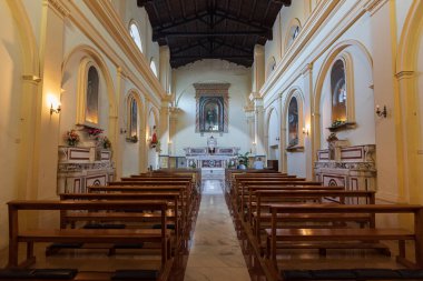 Lekesiz Gebelik Kilisesi 1805 depremiyle yerle bir oldu ve 1852 'de yeniden inşa edildi. İç kısımda 14 'üncü yüzyıldan kalma ahşap tavanlı tek bir kabuk var..