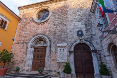 Saint Francesco Kilisesi, 1256 yılında inşa edilmiş ve 1267.00 yılında tamamlanmıştır. Solda ise 1450 yılında inşa edilmiş Aziz Antonio şapeli bulunmaktadır..