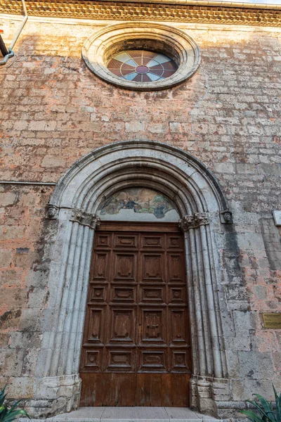 隣接する修道院である聖フランチェスコ教会は 1256年に建てられ 1267年に完成しました 左側には 1450年に建てられた聖アントニオ礼拝堂があります — ストック写真