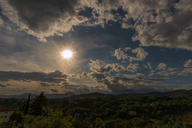 Molise, Adriyatik Denizi kıyısında uzanan bir İtalyan dağlık bölgesidir. Apennine Dağları 'ndaki Abruzzo Milli Parkı' nın zengin bir kısmını kapsıyor..