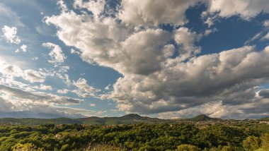 Molise, Adriyatik Denizi kıyısında uzanan bir İtalyan dağlık bölgesidir. Apennine Dağları 'ndaki Abruzzo Milli Parkı' nın zengin bir kısmını kapsıyor..