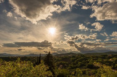 Molise, Adriyatik Denizi kıyısında uzanan bir İtalyan dağlık bölgesidir. Apennine Dağları 'ndaki Abruzzo Milli Parkı' nın zengin bir kısmını kapsıyor..