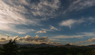 Molise, Adriyatik Denizi 'ne bakan bir İtalyan bölgesidir. Abruzzo Ulusal Parkı 'nın zengin vahşi yaşam ve patikaları olan Appennine dağ sırasındaki bir bölümünü içerir..