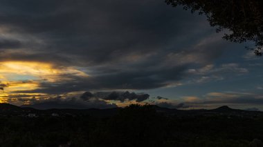 Molise, Adriyatik Denizi 'ne bakan bir İtalyan bölgesidir. Abruzzo Ulusal Parkı 'nın zengin vahşi yaşam ve patikaları olan Appennine dağ sırasındaki bir bölümünü içerir..